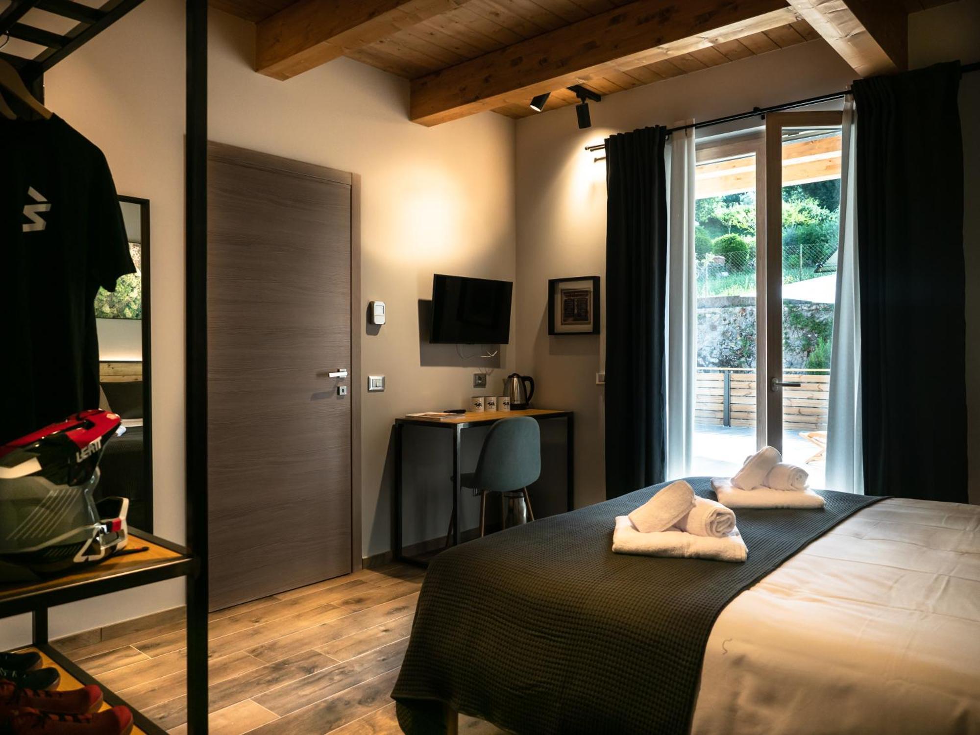 Sleep 'N' Ride Massa Marittima Hotel Buitenkant foto