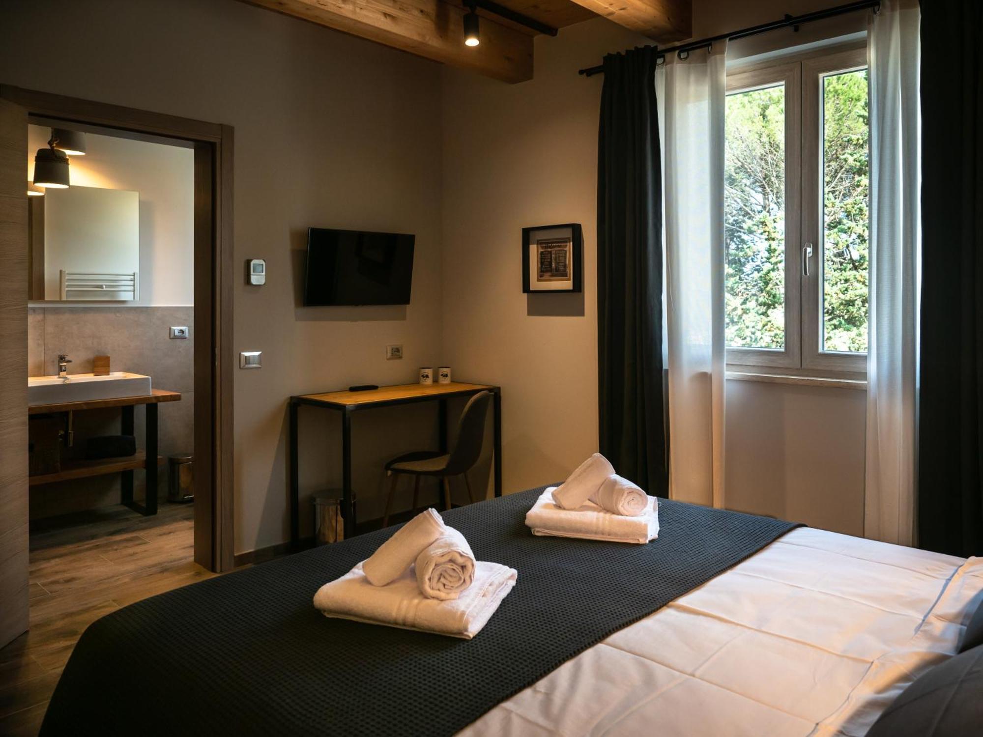 Sleep 'N' Ride Massa Marittima Hotel Buitenkant foto
